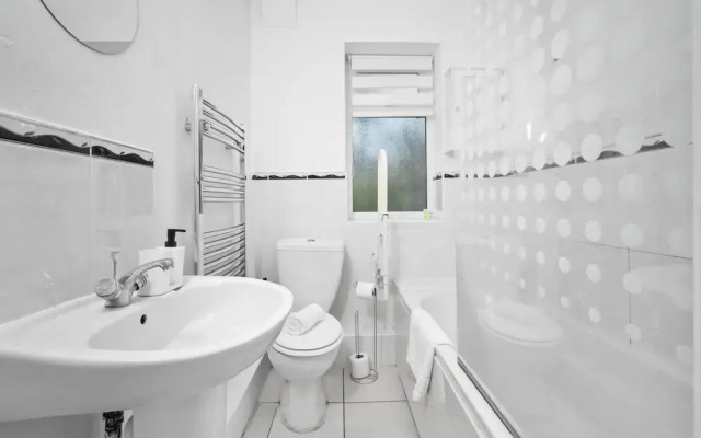 Stylish Three Bedroom Retreat With Garden