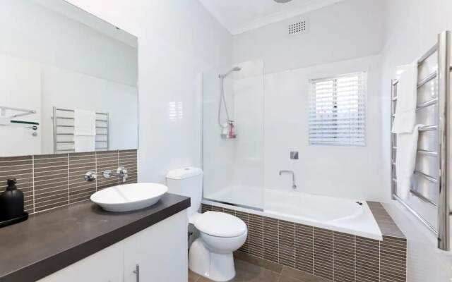 Beautiful 3BR Family Home With Backyard and BBQ