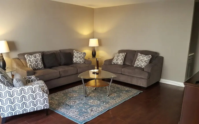 Fully Renovated 1 min. to Melrose Ave.