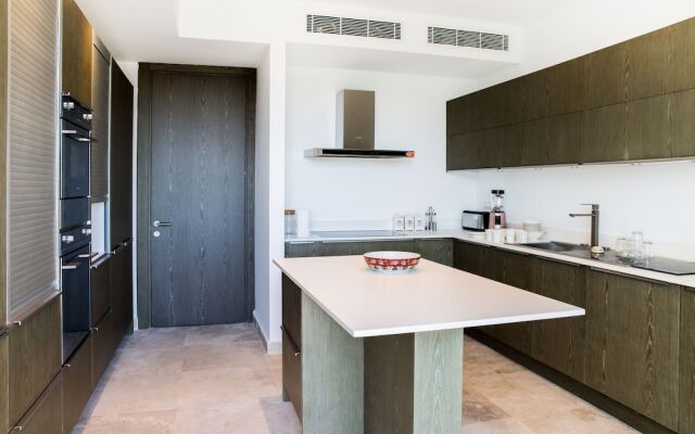 Important Group Villa Prestige