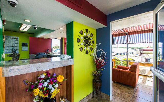 Econo Lodge Inn & Suites