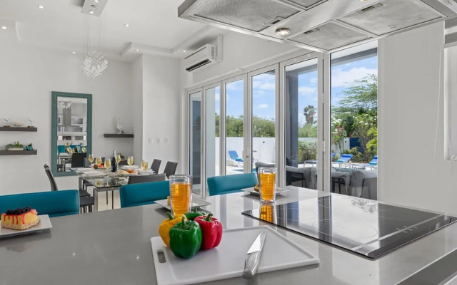 Modern Spacious 4br3ba w Pool Close to Beach
