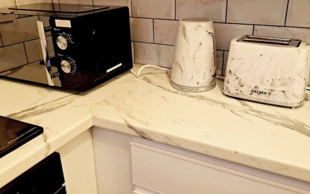 Cozy 2BR Home Pets Welcome Free Parking & Wifi