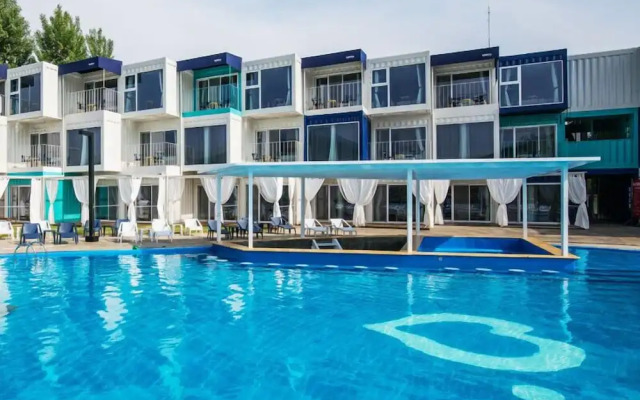 Parotia Waterhouse Hotel