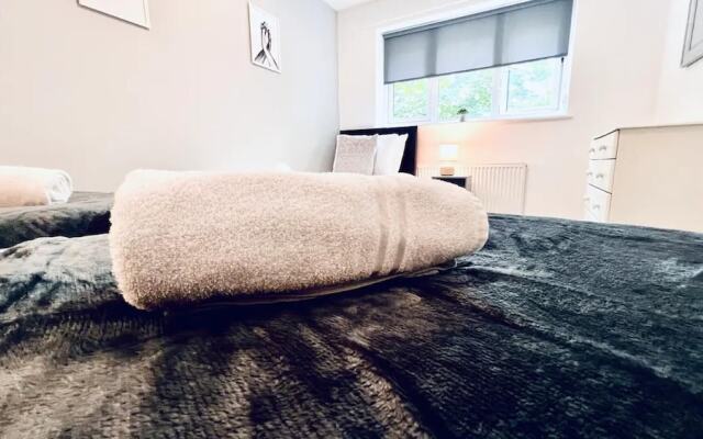 Stylish Townhouse With Free Parking in Liverpool