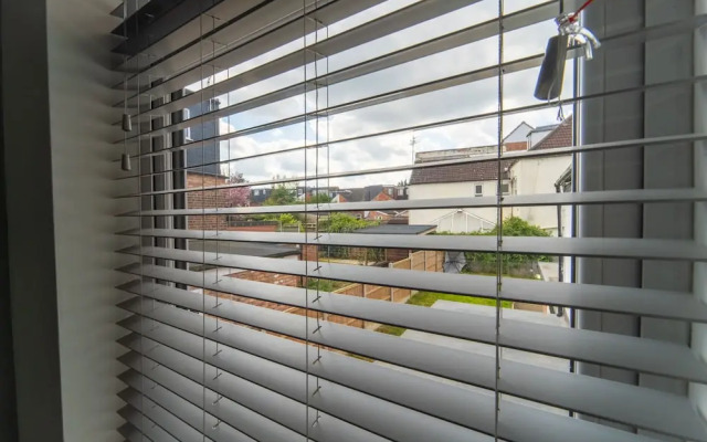 76 Bournbrook Road Equipped Studios Near QE