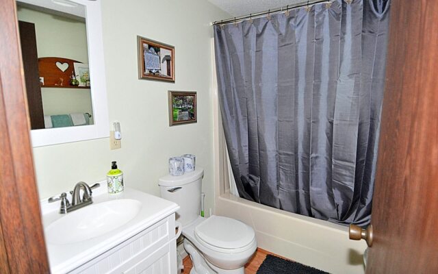 Fox Hollow - Cozy Den With a Hot Tub