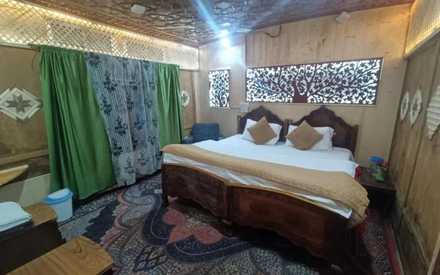 Houseboat Shamus Maqbool