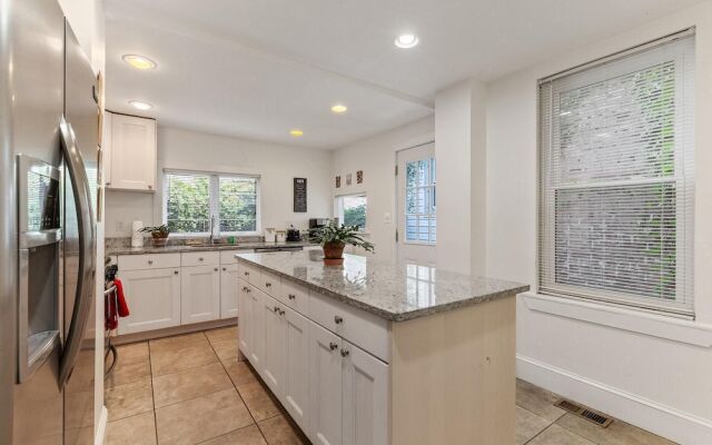 1215 E Columbia