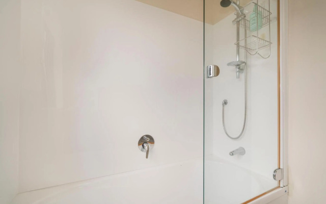 Hosts on the Coast Stay and Play