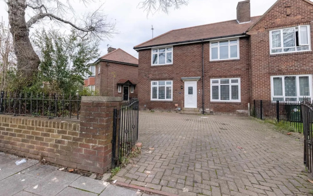 Free Parking - 4 Bedroom House