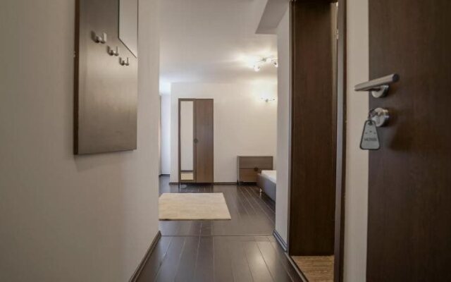 Cn2I Luxury Accommodation/ Monique