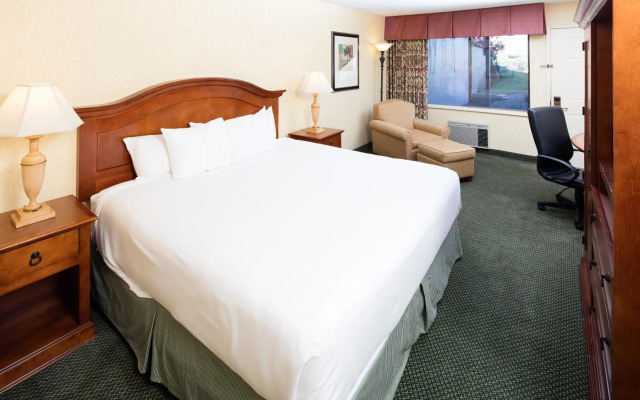 Crowne Plaza Edison by IHG