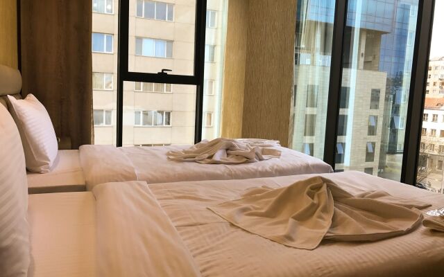 L Plaza Hotel