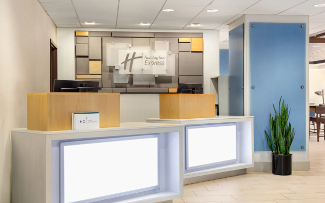 Holiday Inn Express San Antonio-Airport by IHG