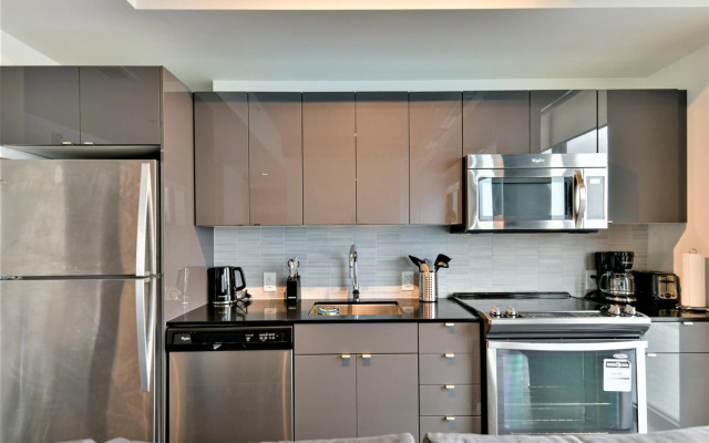 Cozy Skyline Entire Condo in Downtown, Across MTS