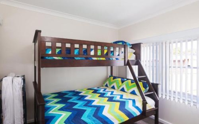 'Sandy Shoal' 46 Rigney Street Shoal Bay Beach Cottage with aircon – Guest Rooms – Shoal Bay