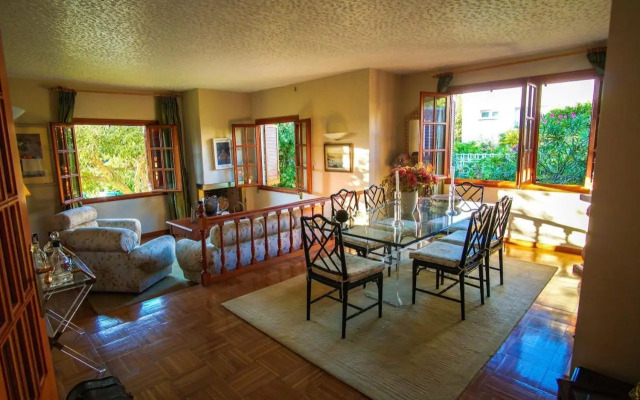 Chalet con piscina y 2000 m de jardín