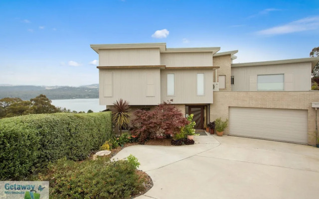 Ooranya - on Top Lake