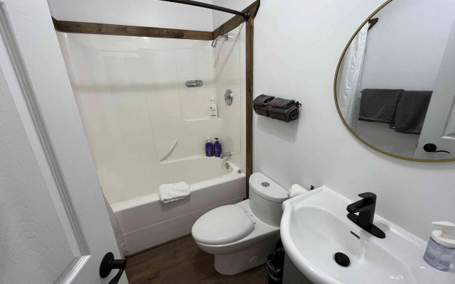 Arctic Divide Inn & Motel