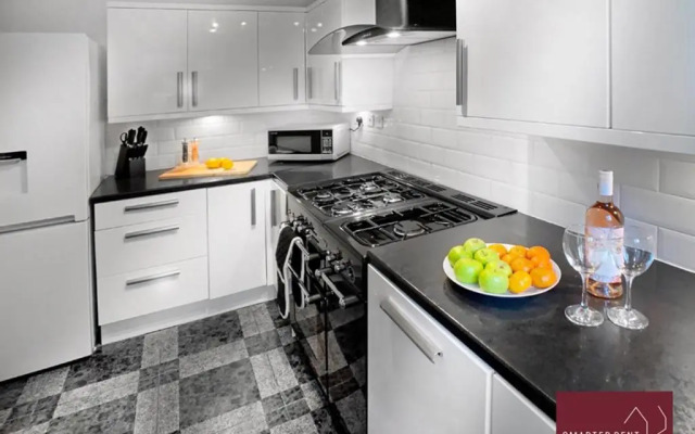 Farnborough - Peel Court - 2 Bed Parking & Garden