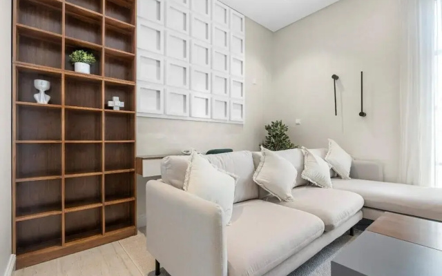 Central Stay With Parking & Stylish Design