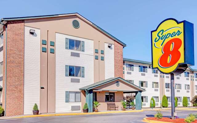 Super 8 by Wyndham Louisville Airport