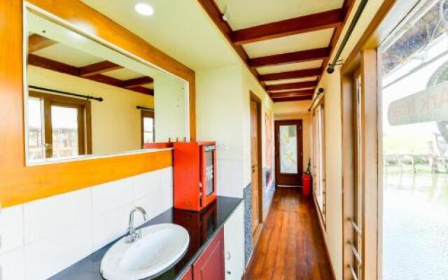 OYO 28400 Relax In Kerala Pamba 3bhk Sharing Houseboat