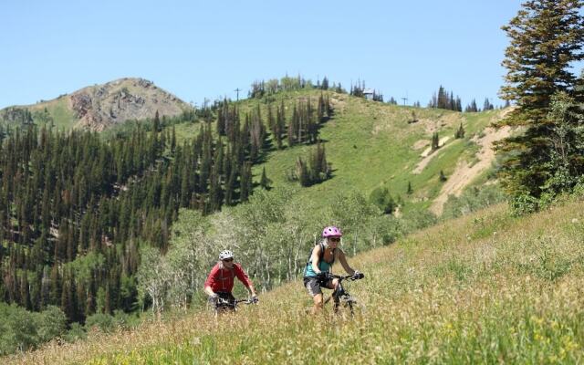 New 3br/4ba Stunning  In Canyons Village 3 Bedroom Condo by RedAwning