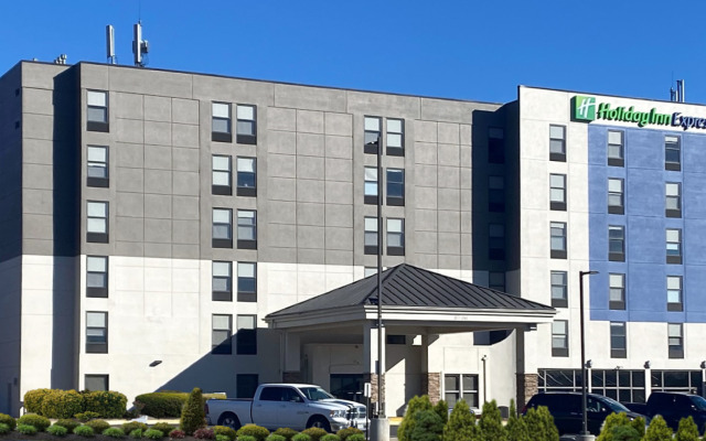 Holiday Inn Express & Suites Central Omaha by IHG