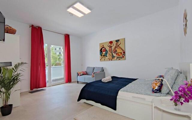 Fantastico 2 - With Large Balcony, Terrace and Garden