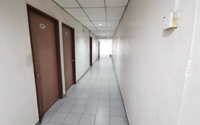 OYO 89817 Hotel Sura
