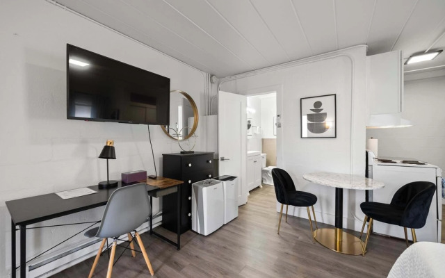 Chic City Retreat 97 Sleeps 2!