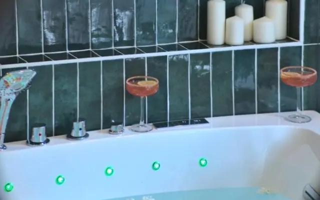 British room Billard & jacuzzi centre ville parking gratuit