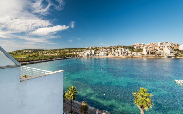 Getawaysmalta - Blue Harbour Seafront 3-bedroom Apartment in St Paul's Bay