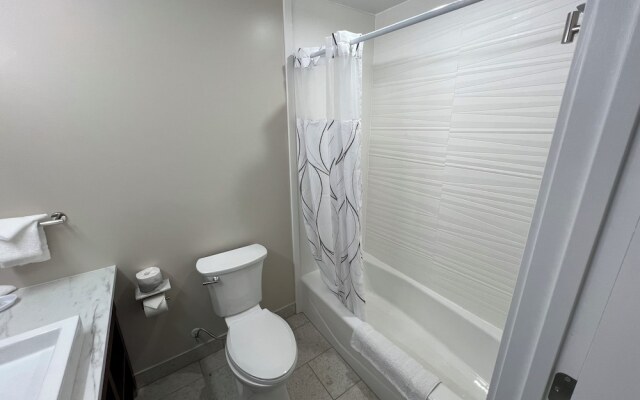 Lighthouse Inn & Suites