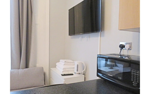 Quiet and Convenient Studio for 2 in London