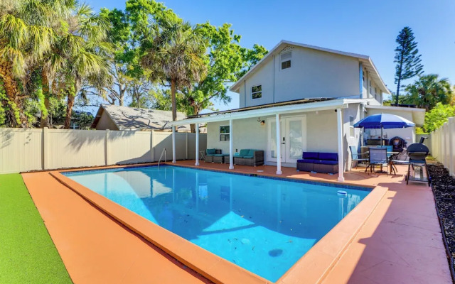 Saltwater Pool & Putting Green: Bradenton Oasis