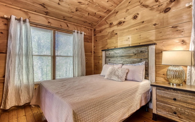 Dog Friendly Quiet Chalet Hot Tub Fireplace