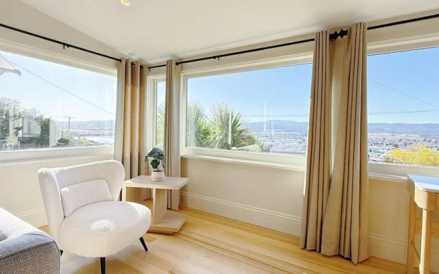 StayAU 2BR Home w/ Stunning Views in Tasmania