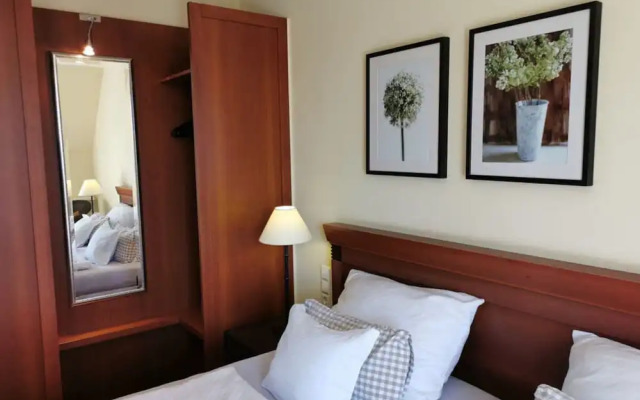 \"country House Flair\"