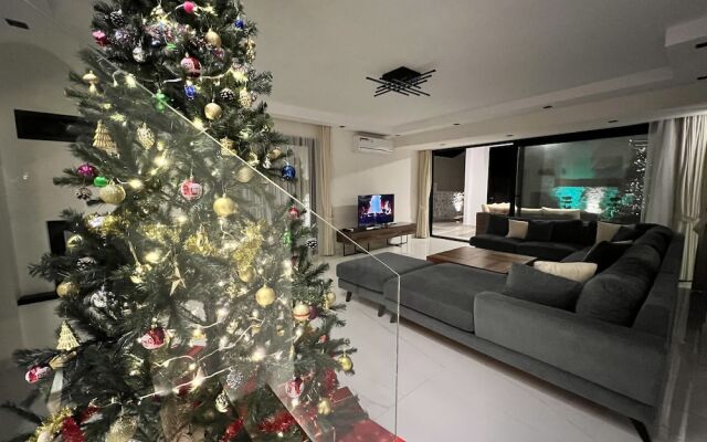 Luxury 4-bed Villa With Private Pool and Jacuzzi