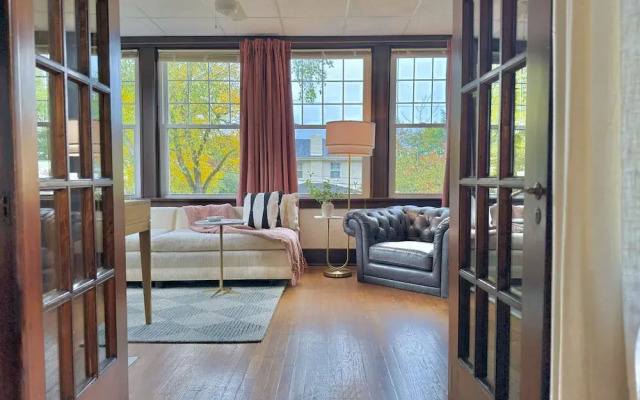 The Colonial Mt. Lebanon by Luxe PGH