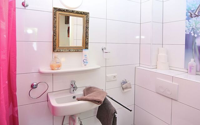 Snug Holiday Home With Storage, Roof Terrace, Private Garden