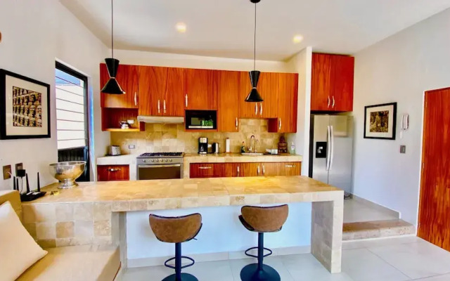 Beautifully Renovated 1 Bed Guest House - Walk to Everything - Roof Top Patio