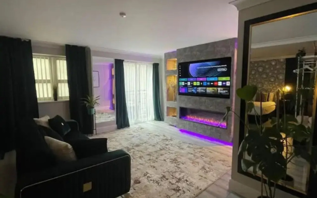 The Exclusive Jacuzzi Apartment
