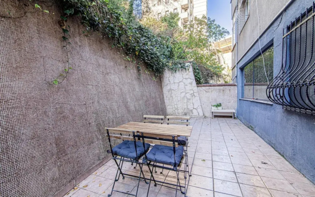 Charming Flat With Backyard Close to Zorlu Center