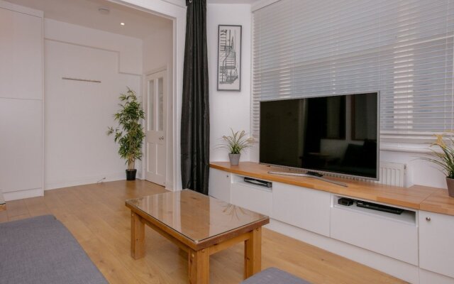 Modern Flat in West Kensington