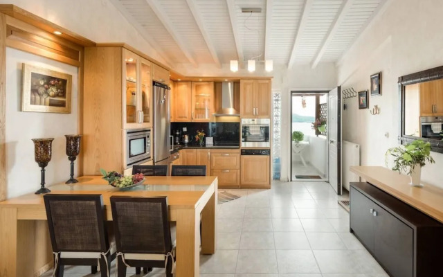 Beautiful and Modern Apartment in Neos Marmaras