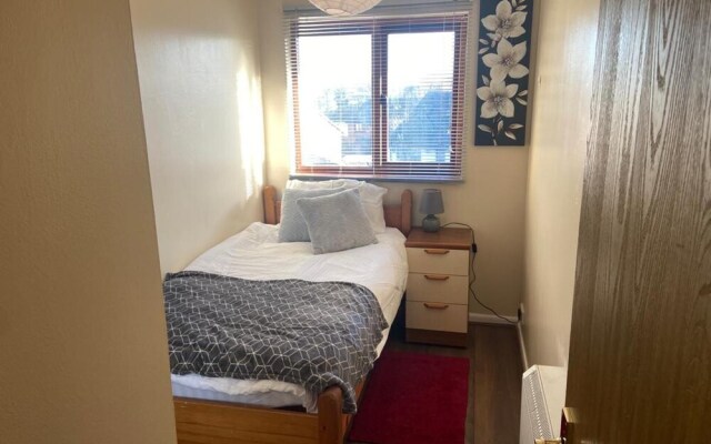 Cozy Two Bedroom Apartment Located in Gravesend